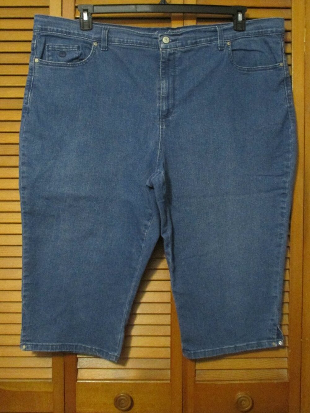 Gloria Vanderbilt capris denim blue stretch, hem notches, size 24 W